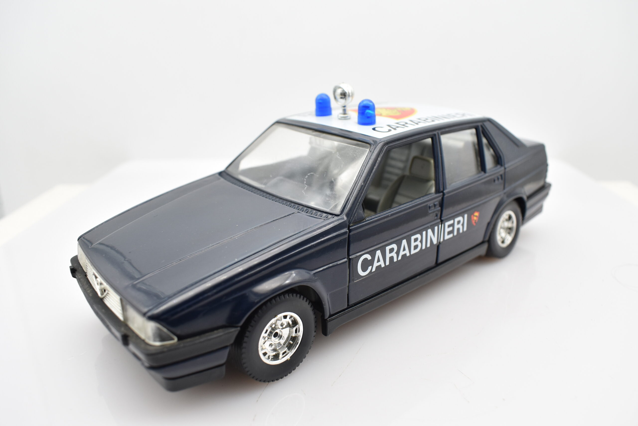 Modellino auto scala 1:24 Alfa Romeo 75 Carabinieri Burago modellismo da collezione - immagine 5
