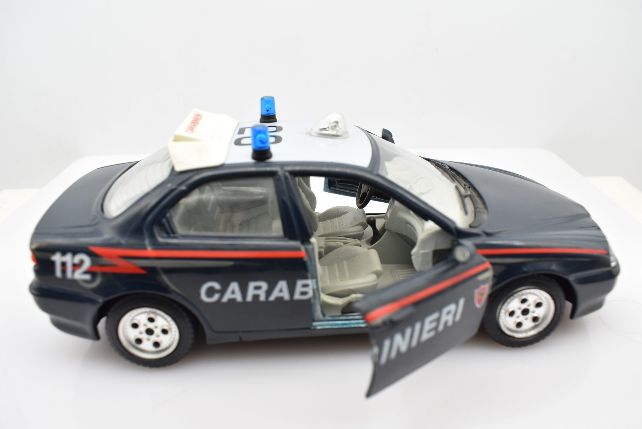 Modellino auto scala 1:24 Alfa Romeo 156 Carabinieri Burago modellismo da collezione - immagine 2