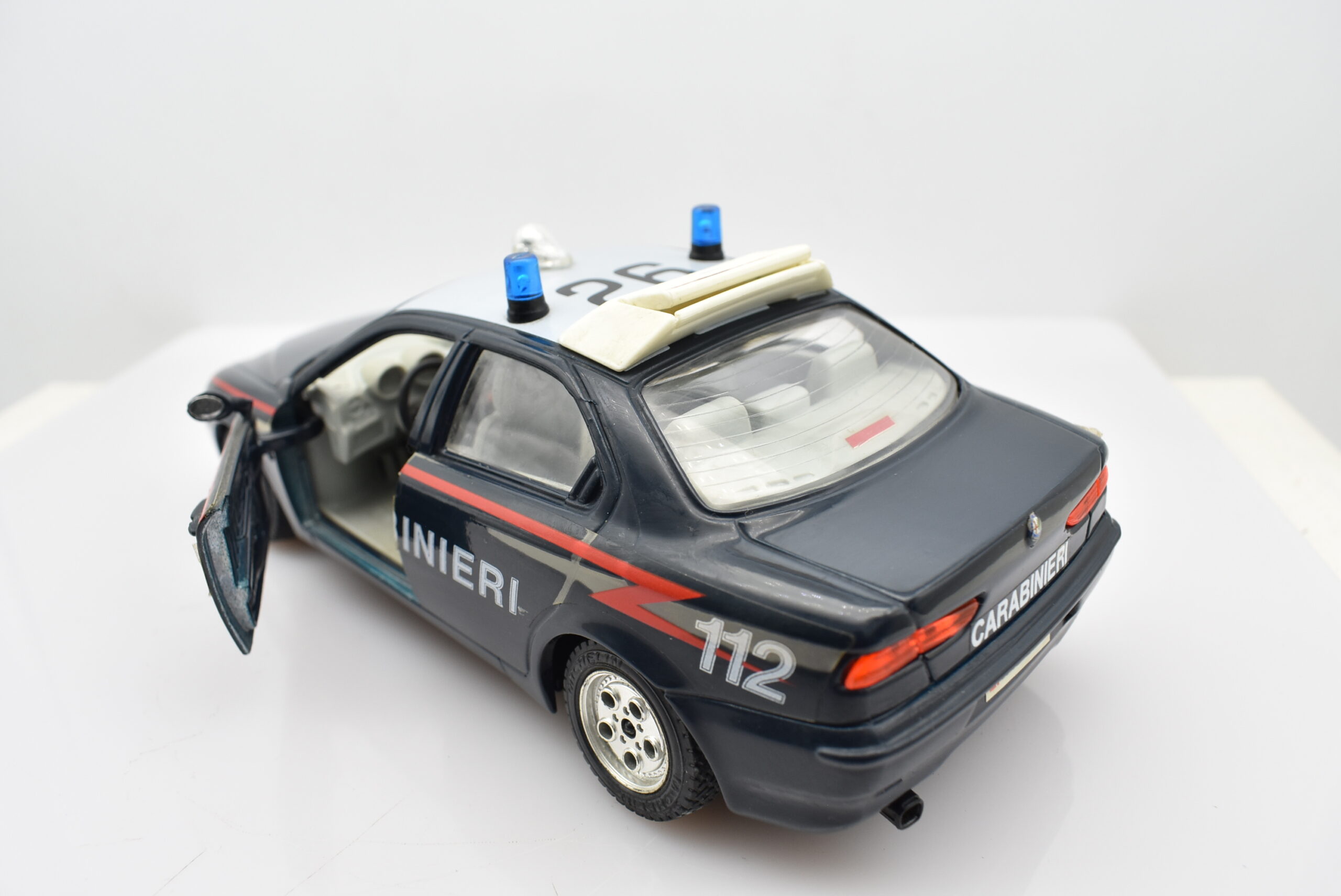 Modellino auto scala 1:24 Alfa Romeo 156 Carabinieri Burago modellismo da collezione - immagine 4