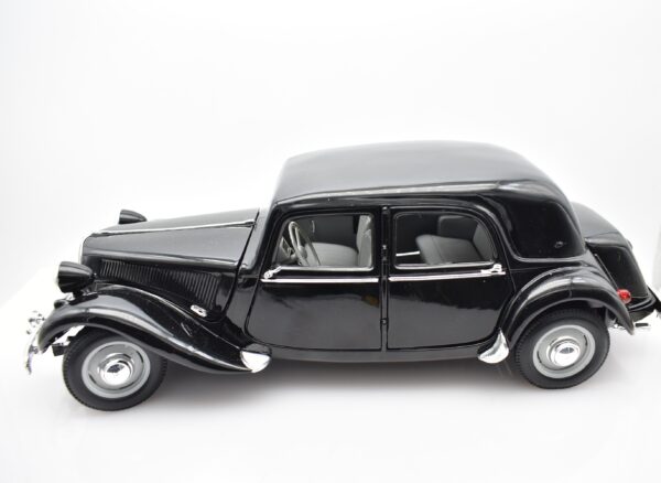 Modellino auto scala 1:18 Citroen 15CV 6 Cyl Maisto diecast modellismo da collezione - immagine 2