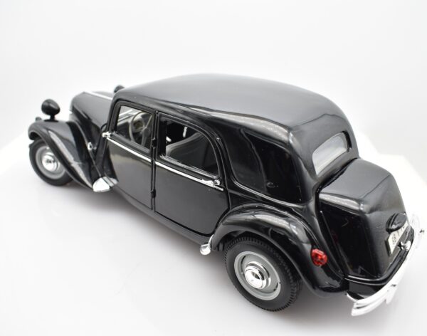 Modellino auto scala 1:18 Citroen 15CV 6 Cyl Maisto diecast modellismo da collezione - immagine 4