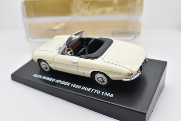 Modellino auto scala 1:43 Alfa Romeo Spider 1600 Duetto diecast modellismo da collezione - immagine 4