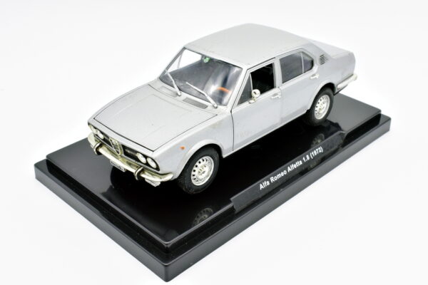 Modellino auto scala 1:24 ALFA ROMEO ALFETTA diecast modellismo da collezione - immagine 2