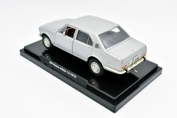 Modellino auto scala 1:24 ALFA ROMEO ALFETTA diecast modellismo da collezione - immagine 3