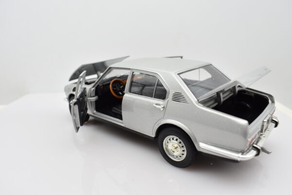 Modellino auto scala 1:24 ALFA ROMEO ALFETTA diecast modellismo da collezione - immagine 4