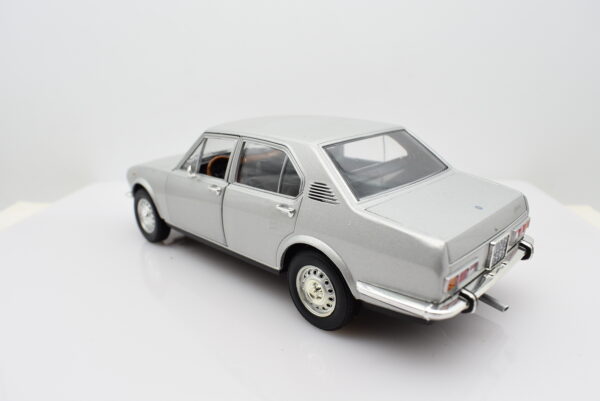 Modellino auto scala 1:24 ALFA ROMEO ALFETTA diecast modellismo da collezione - immagine 7