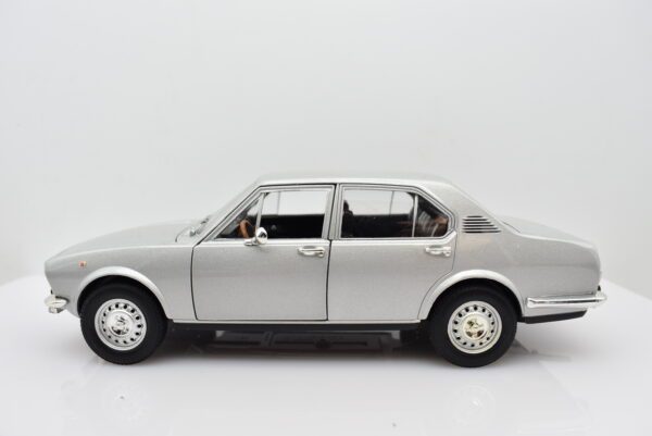 Modellino auto scala 1:24 ALFA ROMEO ALFETTA diecast modellismo da collezione - immagine 8