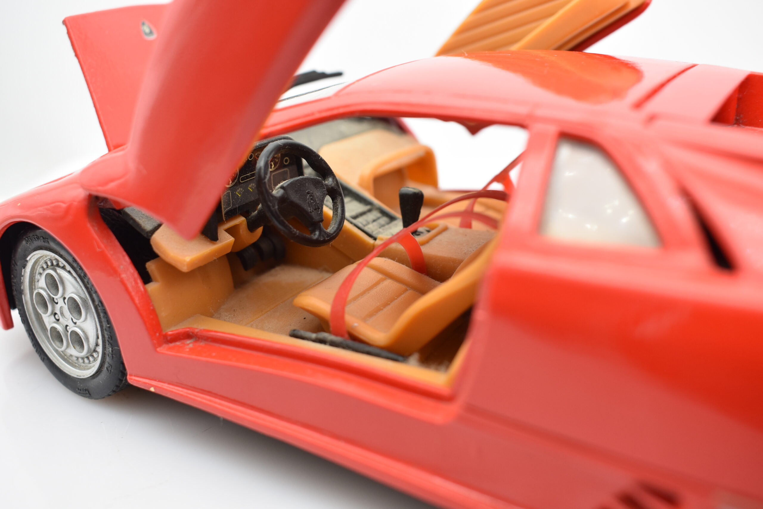 Fermo Auto In Scala 1:18 Per Modellini, Colore Nero, Materiale Plastico. Blocca Le Ruote Per Esposizione, Marca Triple 9.