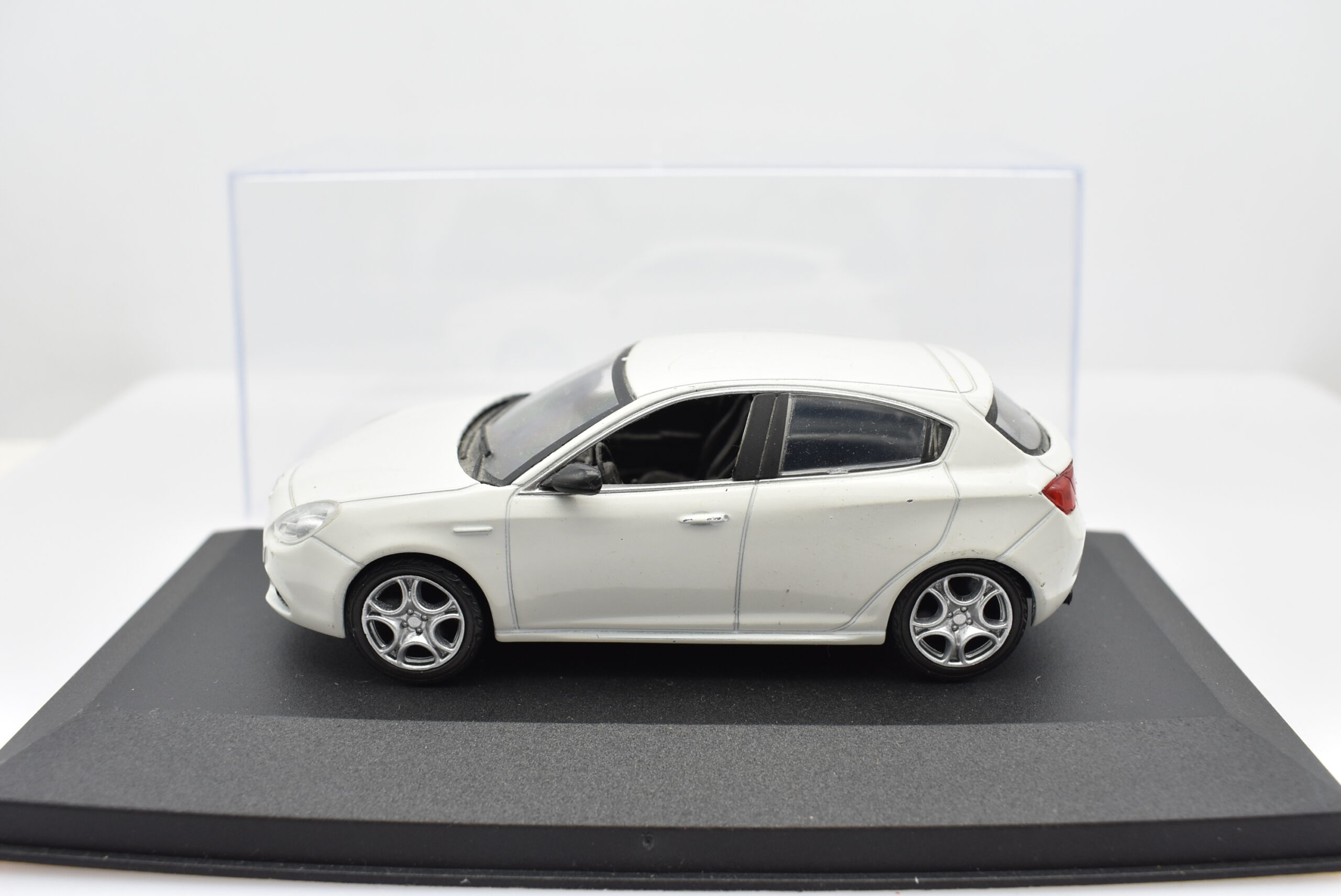 Modellino auto scala 1:43 Alfa Romeo Giulietta diecast modellismo statico - immagine 2