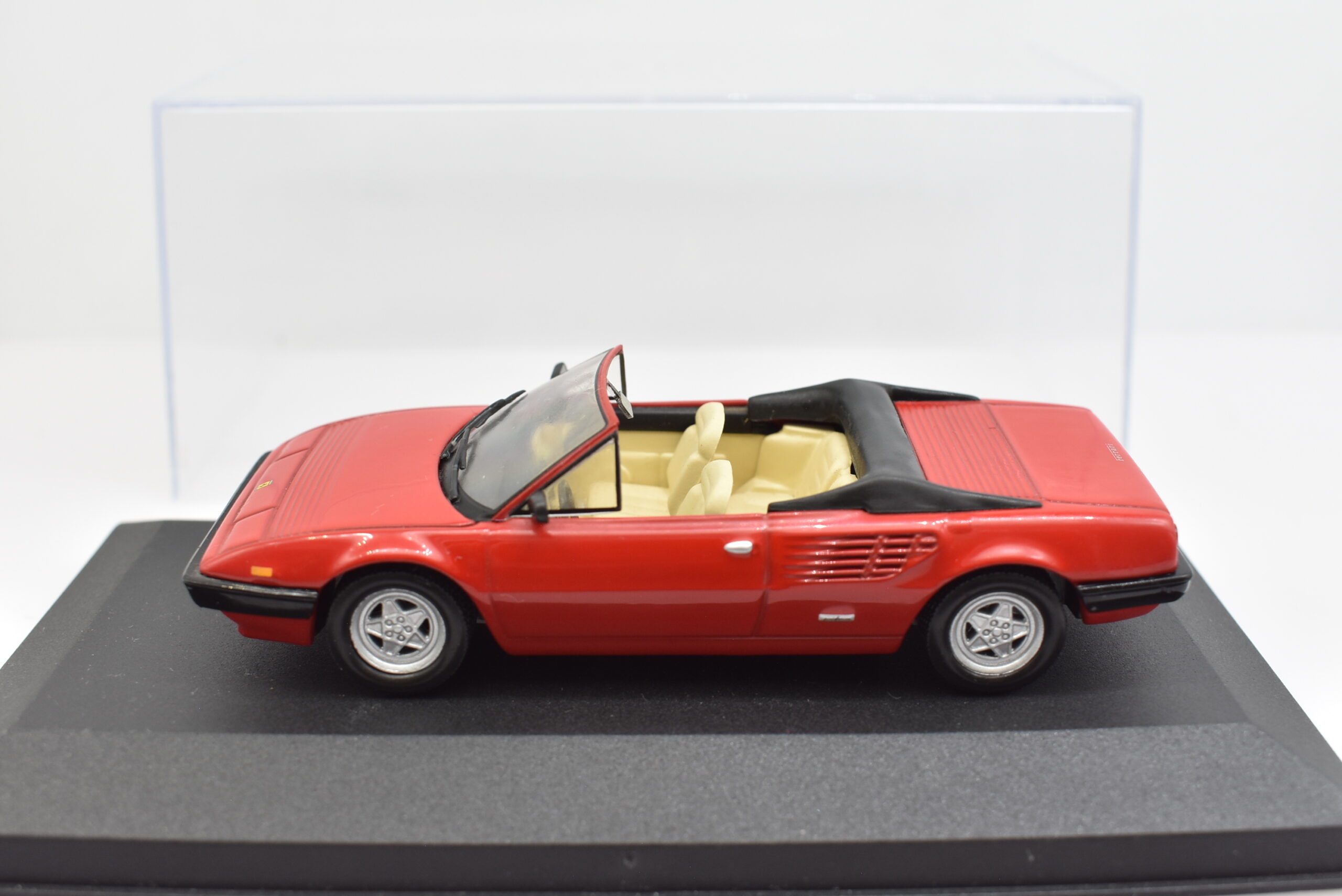 Modellino auto scala 1:43 Ferrari Mondial Cabrio IXO diecast modellismo da collezione - immagine 2