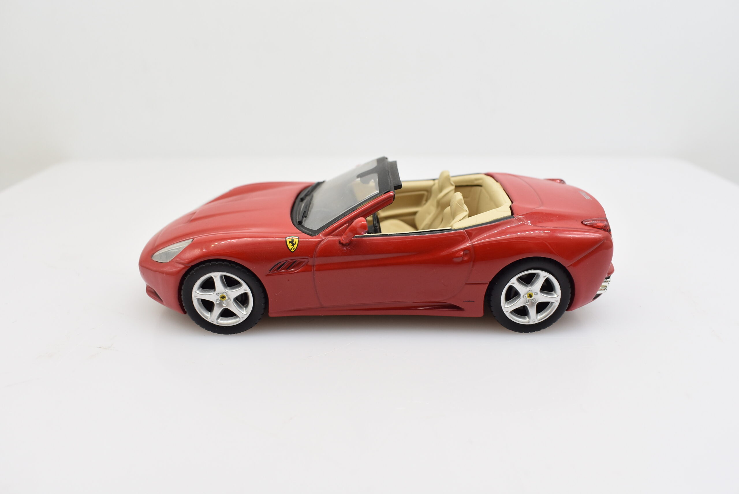 Modellino auto scala 1:43 Ferrari California IXO diecast modellismo da collezione - immagine 2