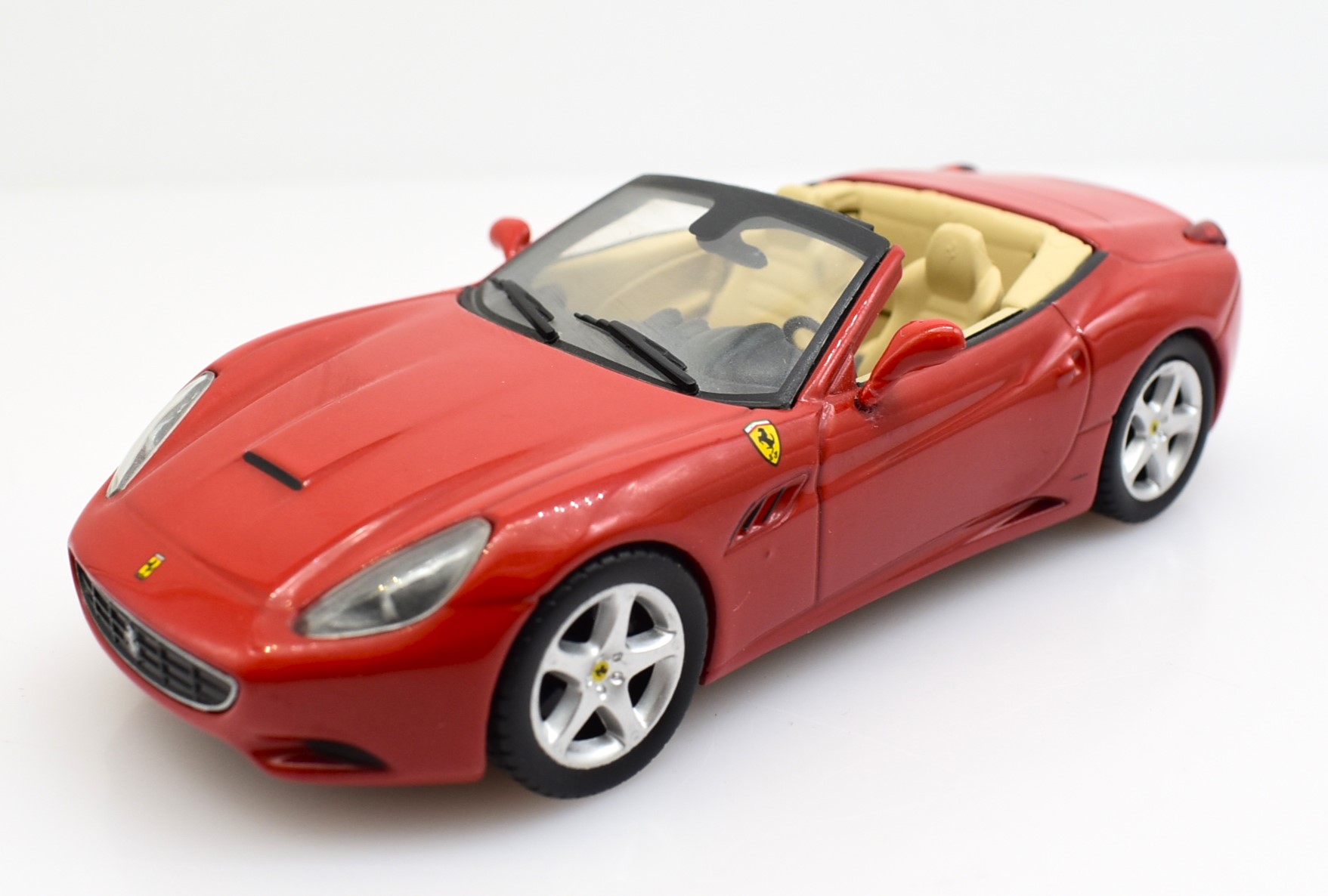 Modellino auto scala 1:43 Ferrari California IXO diecast modellismo da collezione