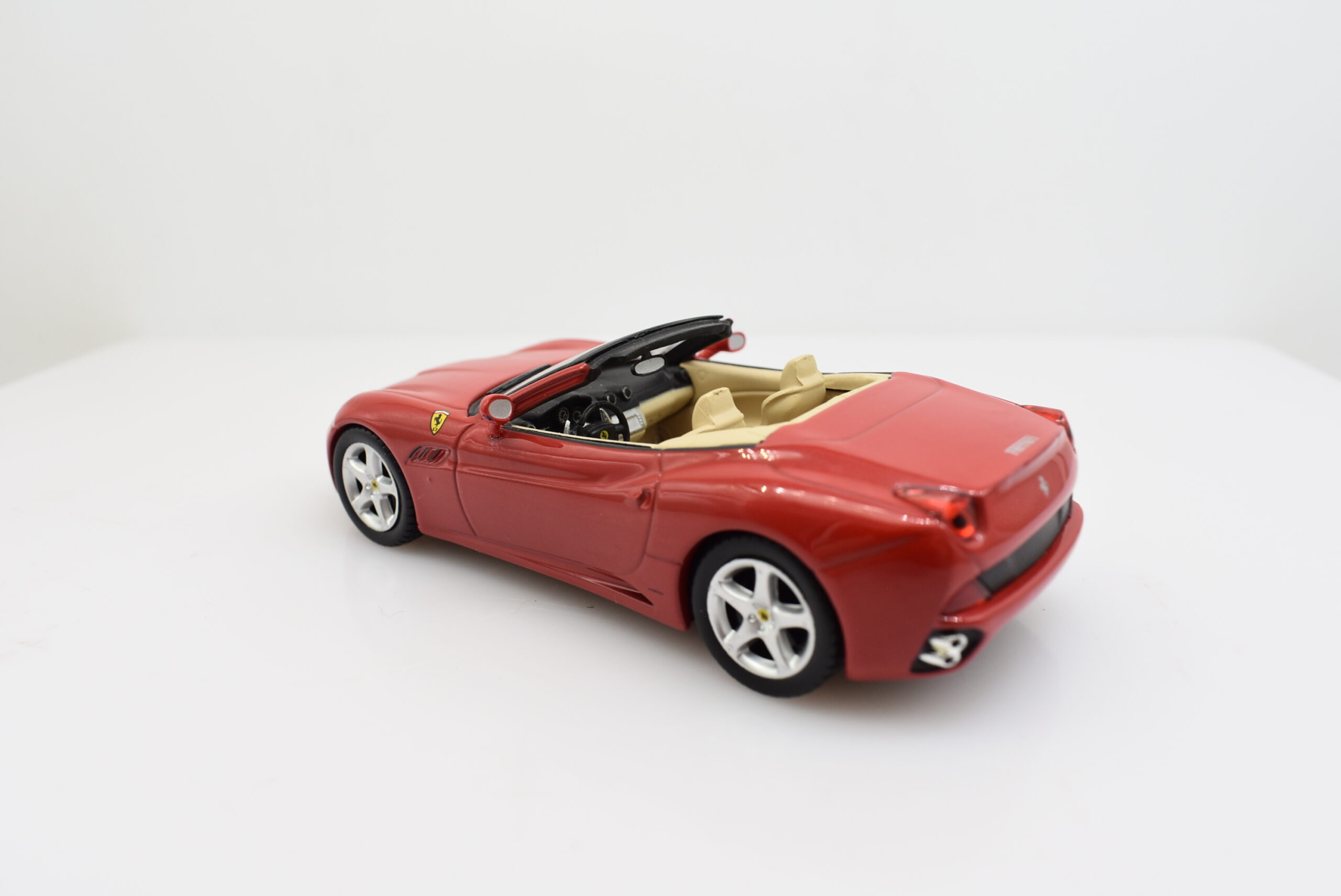 Modellino auto scala 1:43 Ferrari California IXO diecast modellismo da collezione - immagine 4