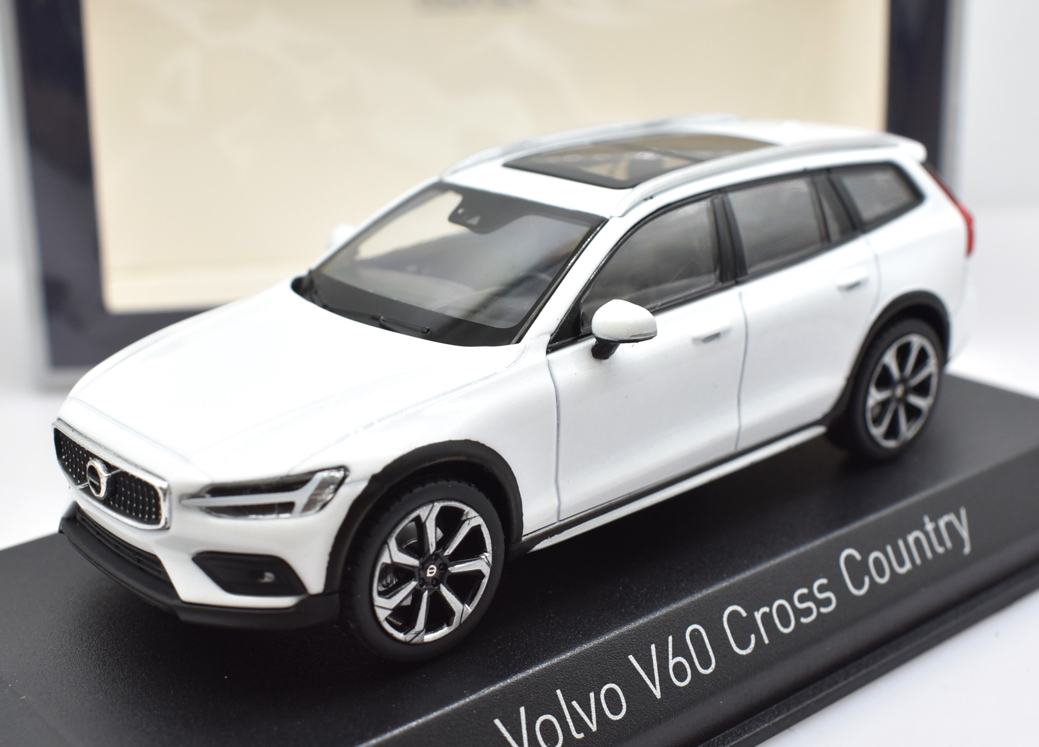 Modellino auto scala 1:43 diecast Volvo V60 Cross Country Norev