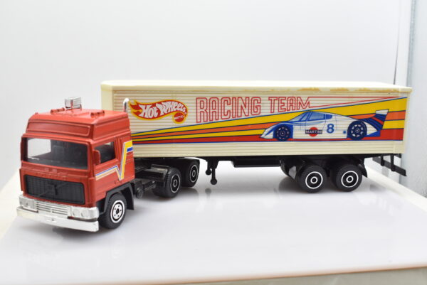 modellino camion scala 1:43 Volvo F12 Globetrotter Hot Wheels Racing Team modellismo da collezione - immagine 5