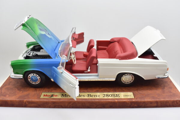 Modellino auto scala 1:18 Mercedes Benz 280SE Maisto diecast modellismo da collezione - immagine 3
