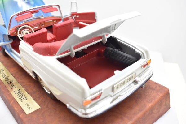 Modellino auto scala 1:18 Mercedes Benz 280SE Maisto diecast modellismo da collezione - immagine 5