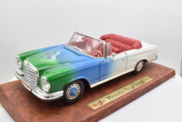 Modellino auto scala 1:18 Mercedes Benz 280SE Maisto diecast modellismo da collezione - immagine 9