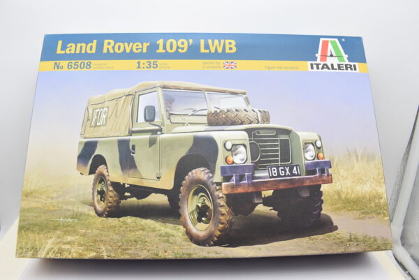 Modellino kit di montaggio scala 1:35 Land Rover 109 LWB Italeri modellismo da collezione - immagine 2