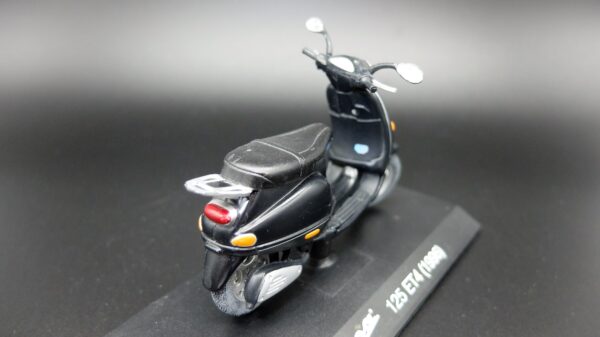 Modellini vespa 125 ET4 scala 1:18 modellismo da collezione - immagine 3