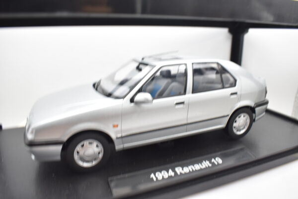 Modellino auto scala 1:18 Renault 19 Triple 9 modellismo da collezione - immagine 3