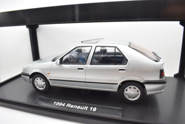 Modellino auto scala 1:18 Renault 19 Triple 9 modellismo da collezione - immagine 4