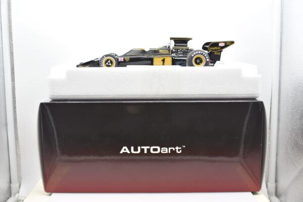 Modellini auto art FORMULA 1 scala 1:18 Team Lotus Type 72E AUTOART Fittipaldi - immagine 2