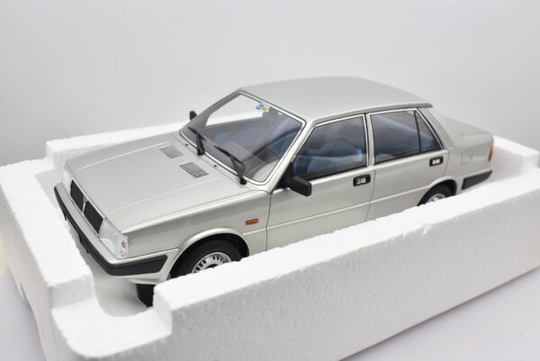 Modellino auto scala 1:18 LANCIA Prisma 1300 Laudoracing modellismo da collezione - immagine 6