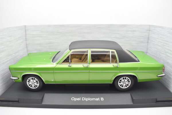 Modellino auto scala 1:18 Opel Diplomat B diecast modellismo statico - immagine 3
