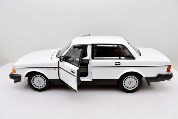 Modellino auto scala 1:24 Volvo 240 GL diecast modellismo statico - immagine 2