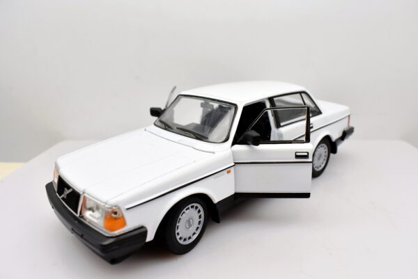 Modellino auto scala 1:24 Volvo 240 GL diecast modellismo statico
