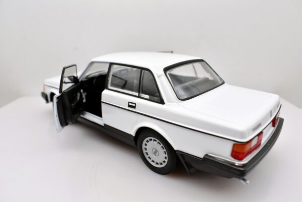 Modellino auto scala 1:24 Volvo 240 GL diecast modellismo statico - immagine 4