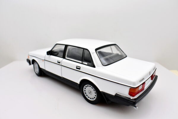 Modellino auto scala 1:24 Volvo 240 GL diecast modellismo statico - immagine 5