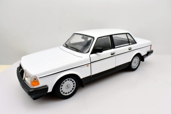 Modellino auto scala 1:24 Volvo 240 GL diecast modellismo statico - immagine 6