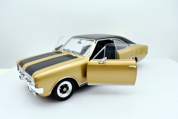 Modellino auto scala 1:24 Opel Commodore A GS/E diecast modellismo statico