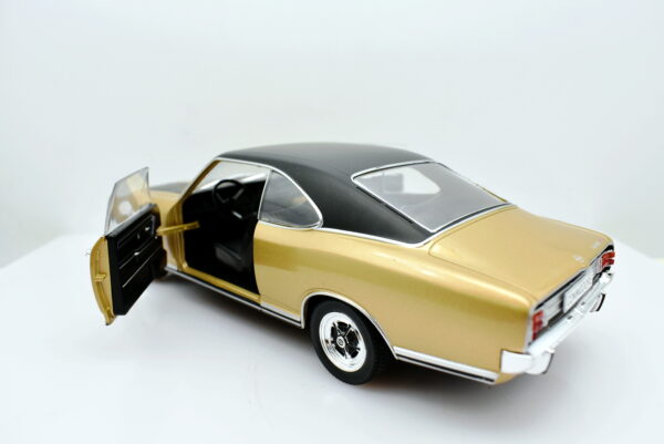 Modellino auto scala 1:24 Opel Commodore A GS/E diecast modellismo statico - immagine 3