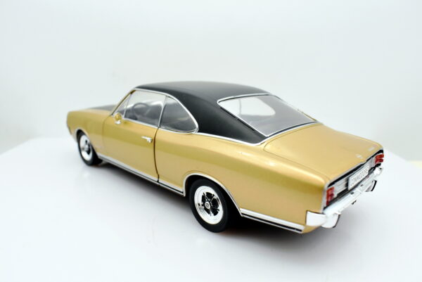 Modellino auto scala 1:24 Opel Commodore A GS/E diecast modellismo statico - immagine 4