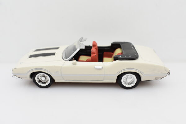 Modellino Auto Scala 1:43 Oldsmobile 1970 diecast modellismo statico - immagine 2