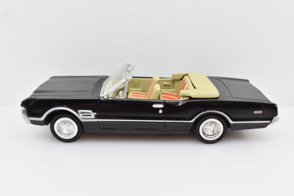 Modellino Auto Scala 1:43 1966 Oldmobile 4-4-2 diecast modellismo statico - immagine 2