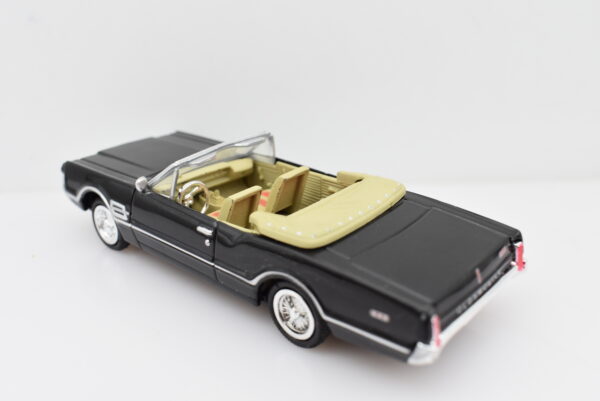 Modellino Auto Scala 1:43 1966 Oldmobile 4-4-2 diecast modellismo statico - immagine 4