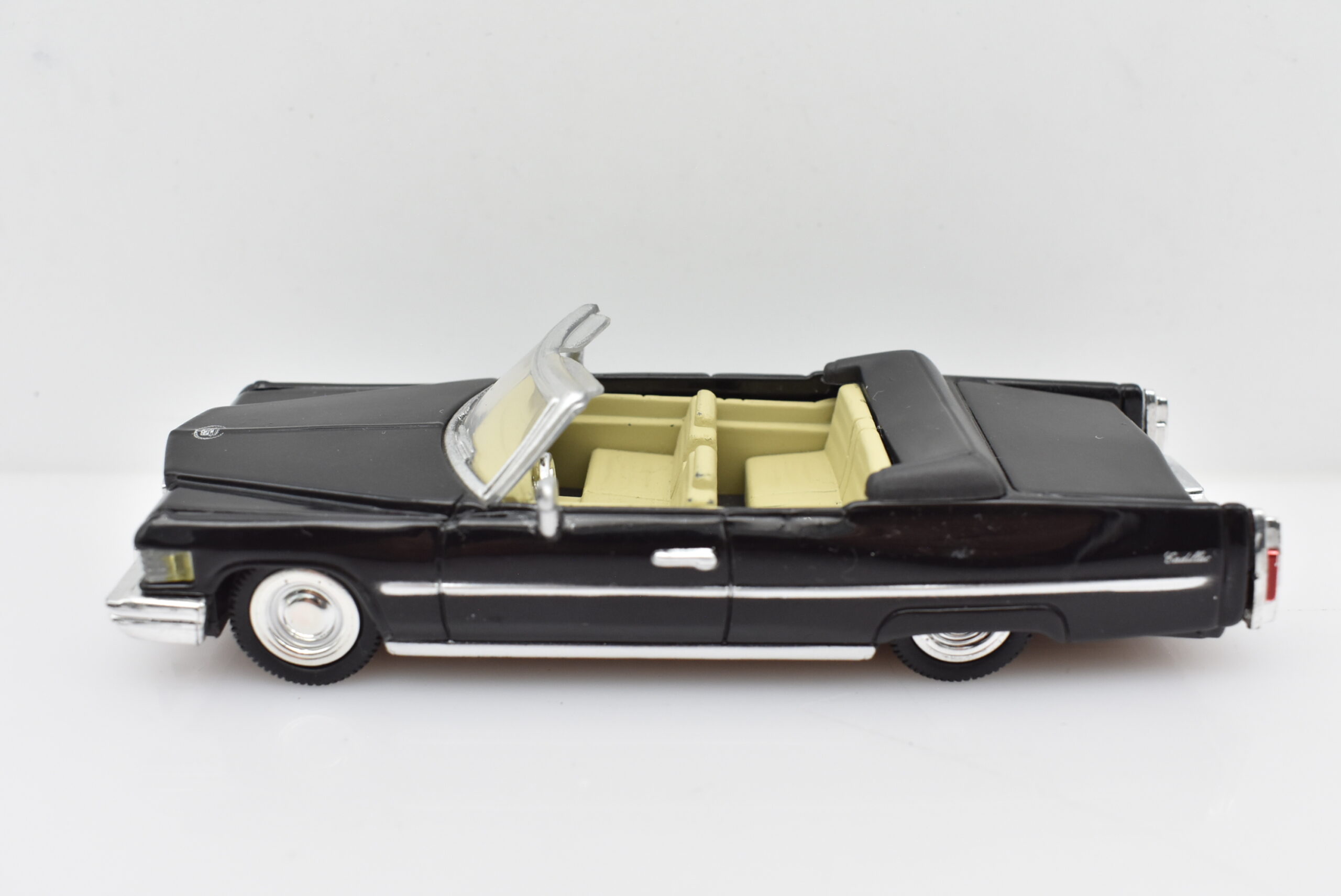 Modellino Auto Scala 1:43 1976 Cadillac Coupe de Ville diecast modellismo statico - immagine 2