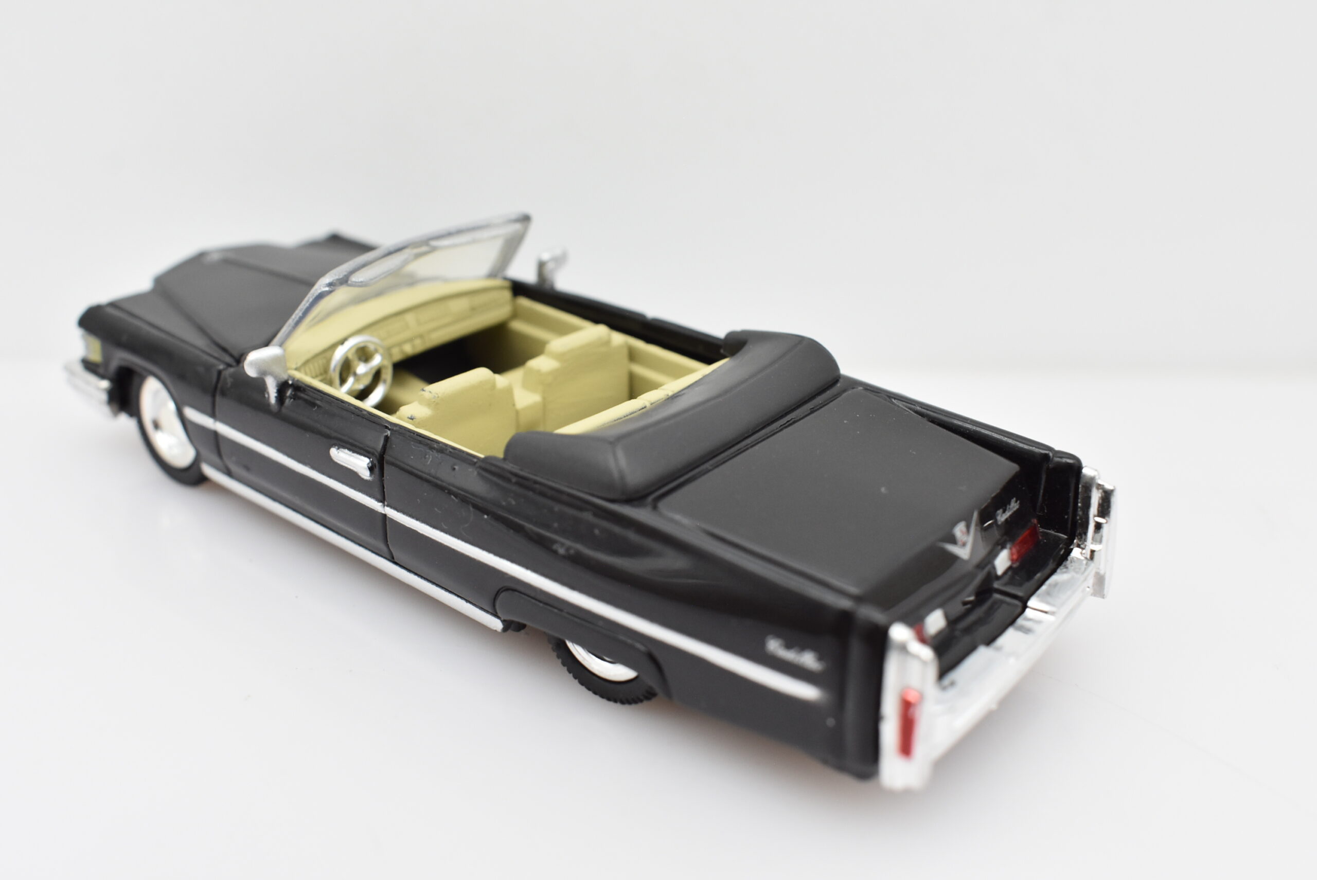 Modellino Auto Scala 1:43 1976 Cadillac Coupe de Ville diecast modellismo statico - immagine 4