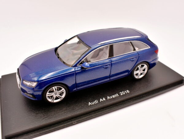 Modellino auto scala 1:43 Audi A4 Avant Spark modellismo da collezione