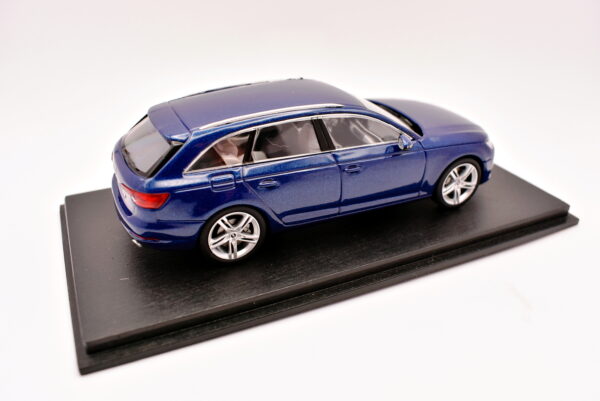 Modellino auto scala 1:43 Audi A4 Avant Spark modellismo da collezione - immagine 4