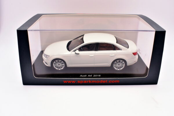 Modellino auto scala 1:43 Audi A4 Spark modellismo da collezione - immagine 2