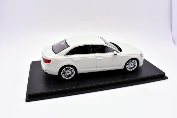 Modellino auto scala 1:43 Audi A4 Spark modellismo da collezione - immagine 4