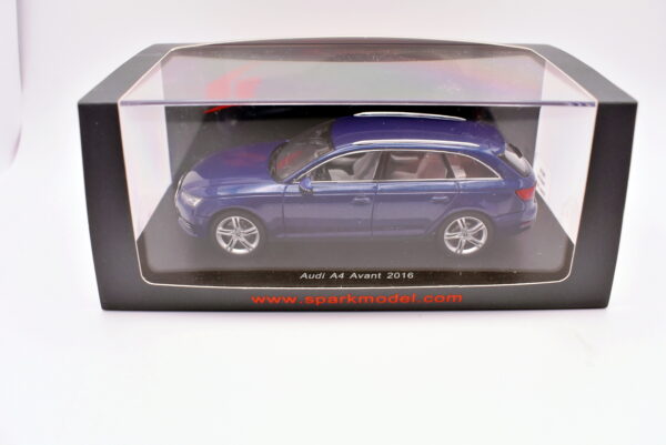 Modellino auto scala 1:43 Audi A4 Avant Spark modellismo da collezione - immagine 2