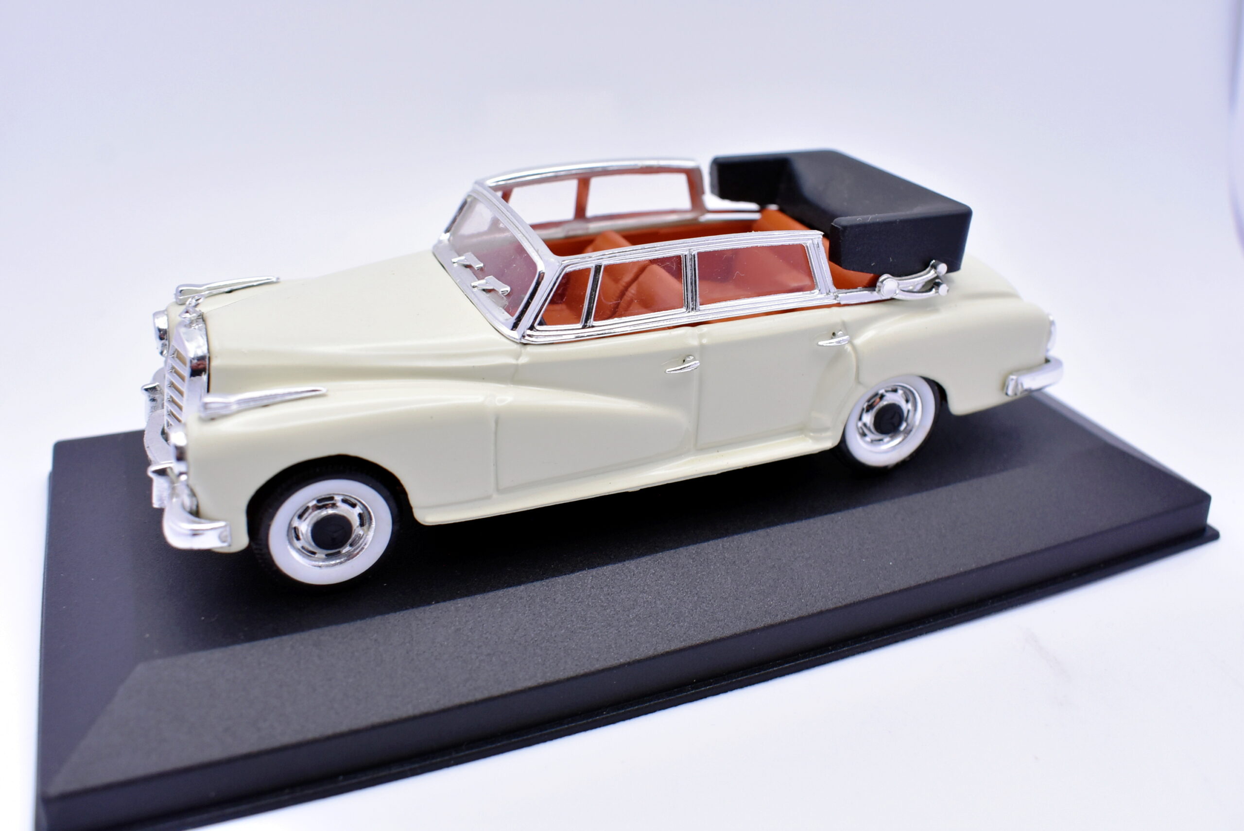 Modellino auto scala 1:43 Mercedes Benz 300d Rio diecast modellismo statico usati - immagine 2