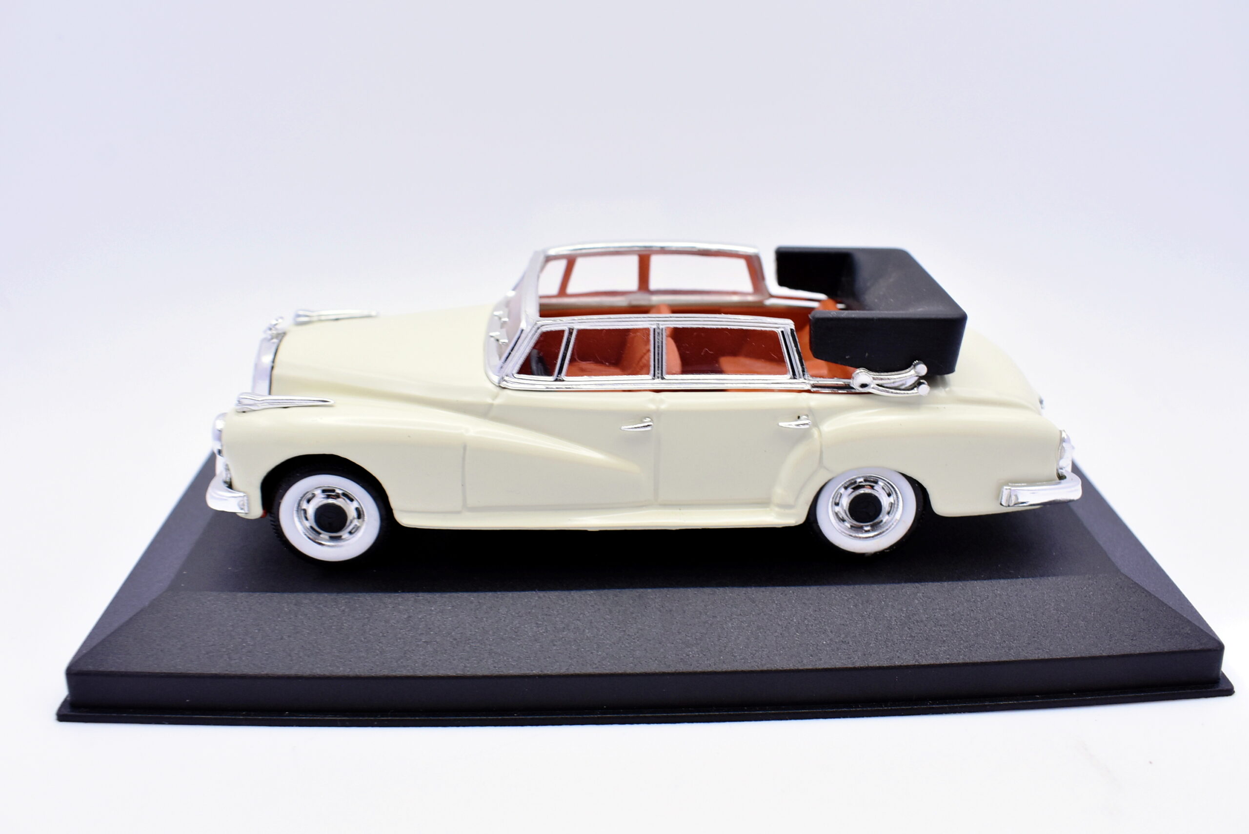 Modellino auto scala 1:43 Mercedes Benz 300d Rio diecast modellismo statico usati