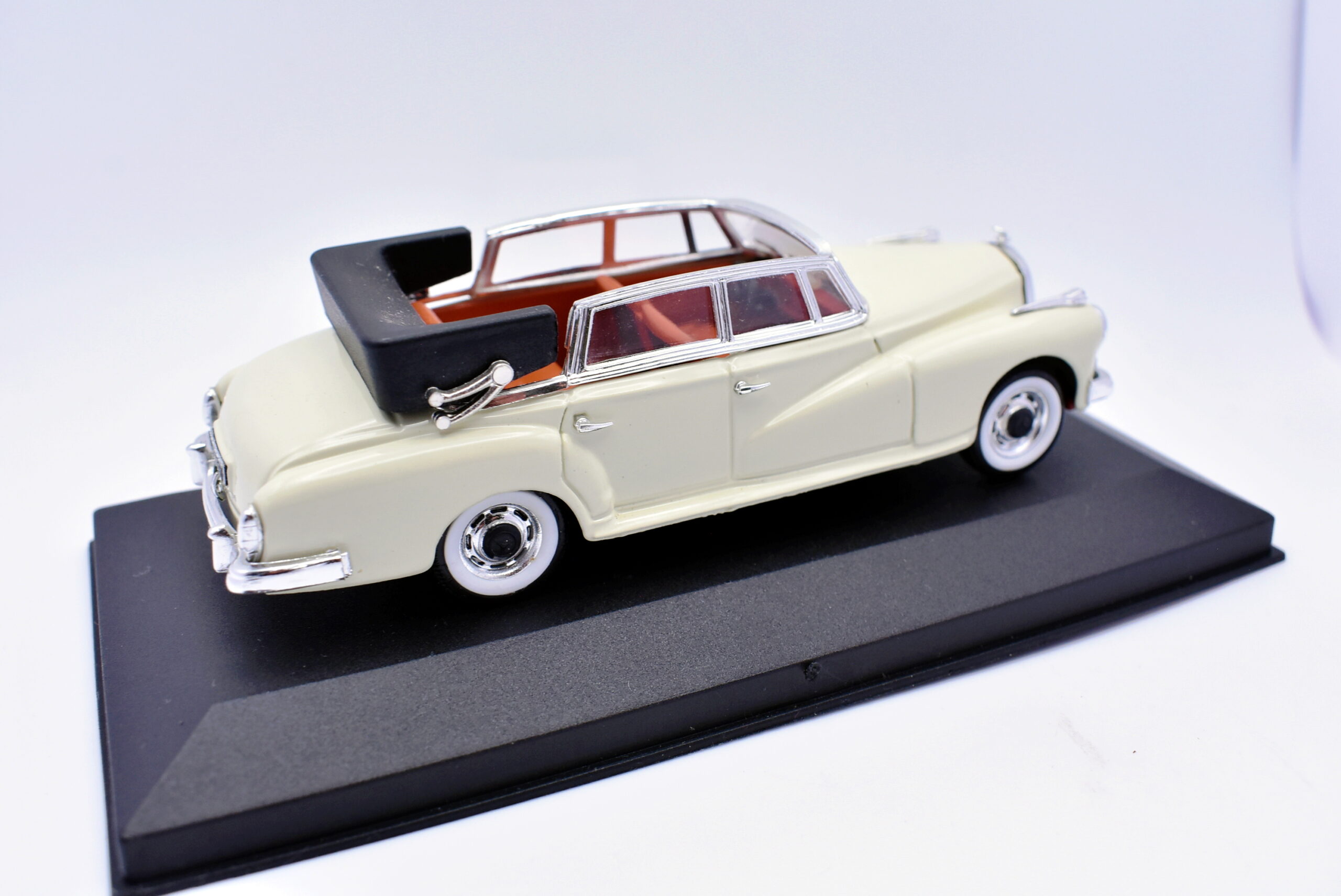 Modellino auto scala 1:43 Mercedes Benz 300d Rio diecast modellismo statico usati - immagine 4